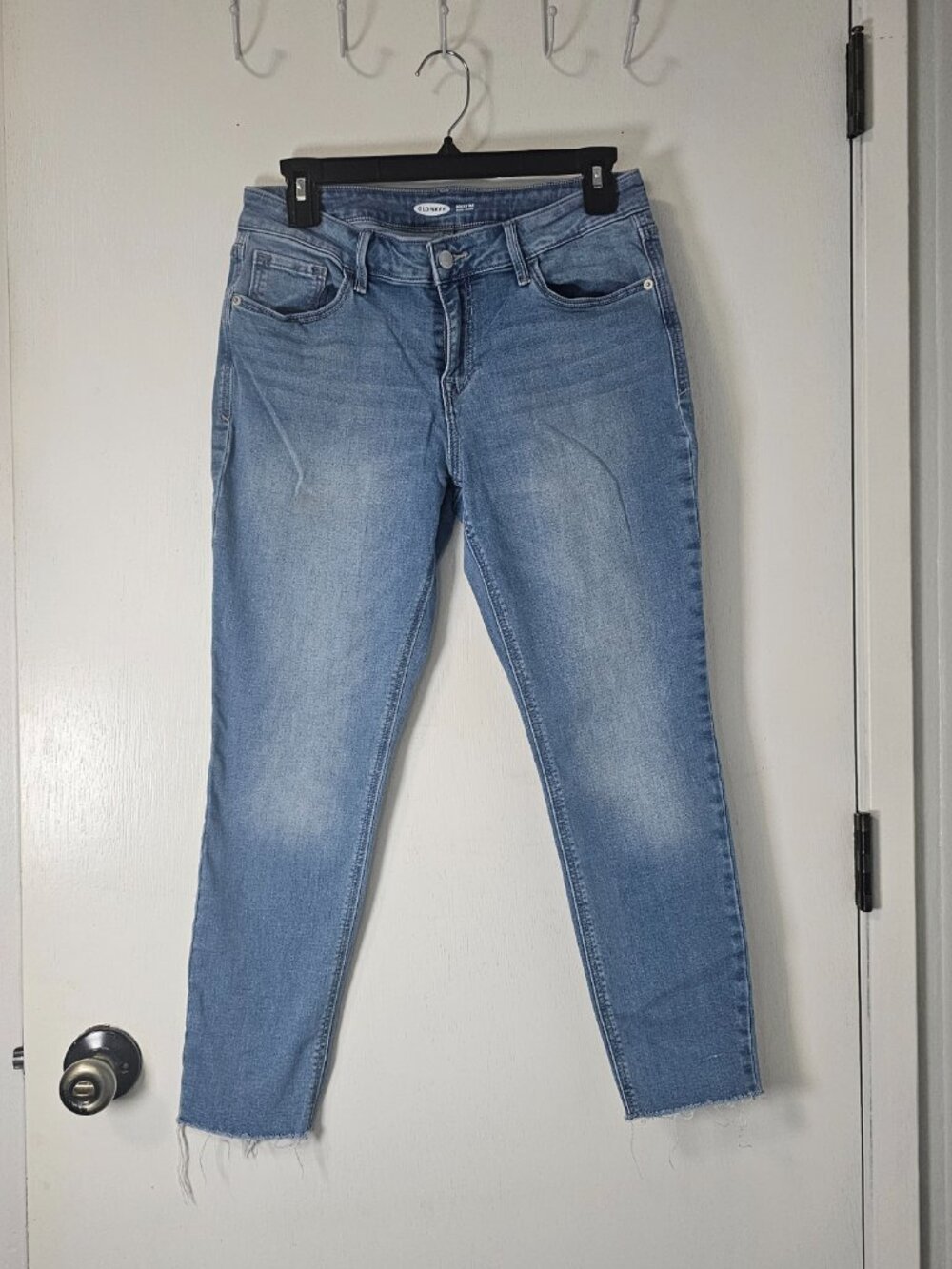 Old Navy Rockstar Super Skinny Jeans Raw Hem Light Wash Distressed Size 8 Petite - Picture 2 of 9